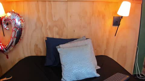 Snapshot of violeta_bee chatting on March 1, 2025, 3:05 pm Violeta bee online show from March 1, 2025, 3:05 pm