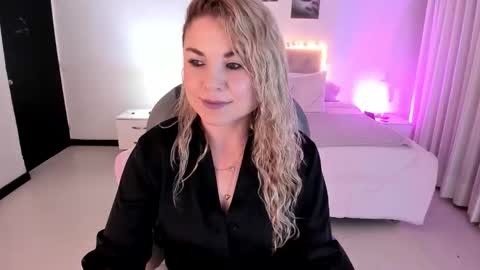 Snapshot of violeta_hotter_ chatting on November 7, 2025, 10:15 am violeta_hotter_ online show from November 7, 2025, 10:15 am