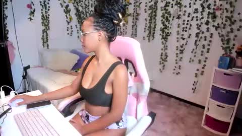 Snapshot of violeta_miler_ chatting on March 18, 2026, 6:33 pm Violeta online show from March 18, 2026, 6:33 pm