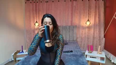 VIOLETA online show from November 25, 2025, 1:44 pm