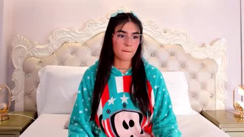 Violet  online show from January 17, 2026, 12:43 pm