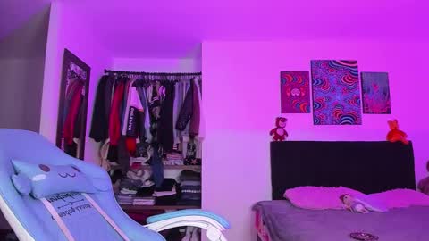 Violet online show from November 30, 2025, 8:51 am