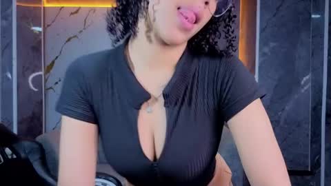 violeth_b online show from April 22, 2026, 1:12 pm