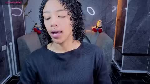 violeth_b online show from May 5, 2026, 1:08 pm