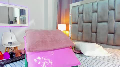 Violet  online show from October 7, 2025, 7:33 pm