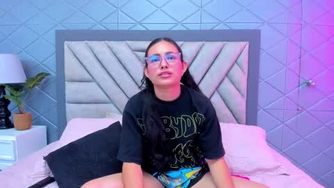 Snapshot of violetrousse chatting on February 10, 2025, 3:53 pm Violet Rousse online show from February 10, 2025, 3:53 pm