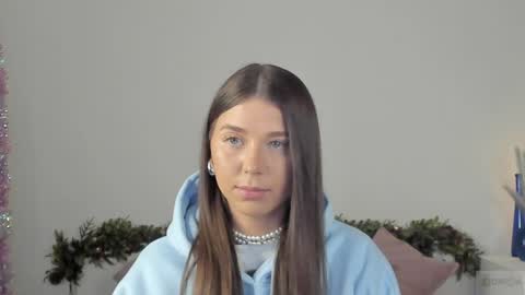 Snapshot of violetta_finch chatting on December 5, 2024, 8:22 am violetta_finch online show from December 5, 2024, 8:22 am