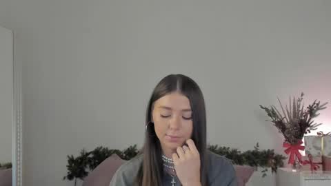Snapshot of violetta_finch chatting on December 13, 2024, 8:20 am violetta_finch online show from December 13, 2024, 8:20 am