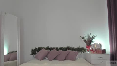 Snapshot of violetta_finch chatting on December 13, 2024, 11:23 am violetta_finch online show from December 13, 2024, 11:23 am