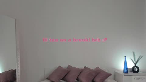 Snapshot of violetta_finch chatting on February 6, 2025, 11:32 am violetta_finch online show from February 6, 2025, 11:32 am