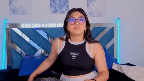 violettabloom1_ online show from September 16, 2025, 8:32 pm