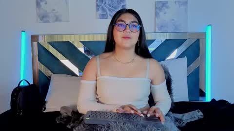 violettabloom1_ online show from September 18, 2025, 7:49 pm
