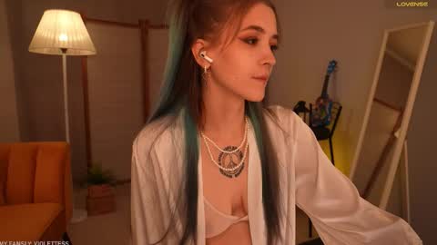 Snapshot of violettessa chatting on October 15, 2025, 10:59 am violettessa online show from October 15, 2025, 10:59 am