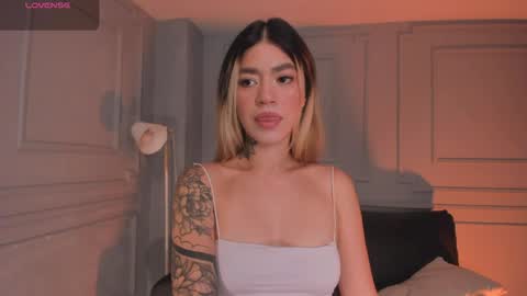 Snapshot of violetthansson chatting on April 15, 2026, 9:27 am Violett online show from April 15, 2026, 9:27 am