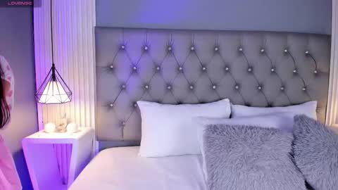 Snapshot of violettharous chatting on February 21, 2026, 10:44 pm VioletthaRous online show from February 21, 2026, 10:44 pm