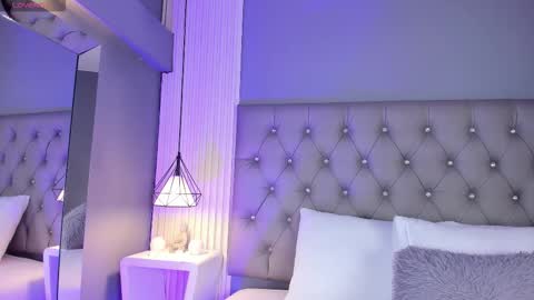 Snapshot of violettharous chatting on March 28, 2026, 10:42 pm VioletthaRous online show from March 28, 2026, 10:42 pm