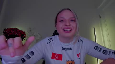 Violla online show from November 18, 2025, 4:39 am