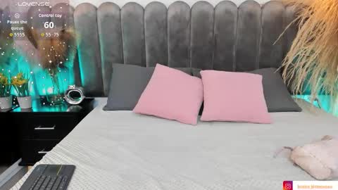 Snapshot of viollet_xoxo chatting on October 12, 2025, 12:26 pm VIOLLET online show from October 12, 2025, 12:26 pm