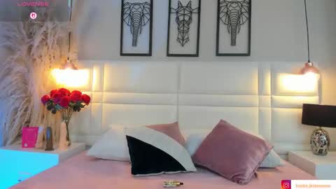 Snapshot of viollet_xoxo chatting on October 22, 2025, 9:25 pm VIOLLET online show from October 22, 2025, 9:25 pm