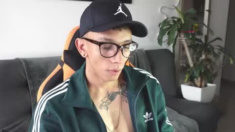 Snapshot of vito_benz chatting on October 27, 2025, 12:09 pm VITO BENZ online show from October 27, 2025, 12:09 pm