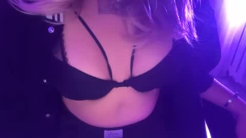 viva_lovee online show from June 13, 2026, 9:35 pm