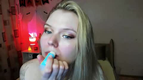 Snapshot of vivian_alison chatting on October 27, 2025, 6:45 pm vivian_alison online show from October 27, 2025, 6:45 pm