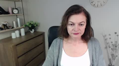 Snapshot of vivian_dream chatting on December 18, 2024, 5:48 am Vivian online show from December 18, 2024, 5:48 am