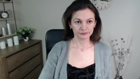 Snapshot of vivian_dream chatting on January 10, 2025, 6:42 am Vivian online show from January 10, 2025, 6:42 am
