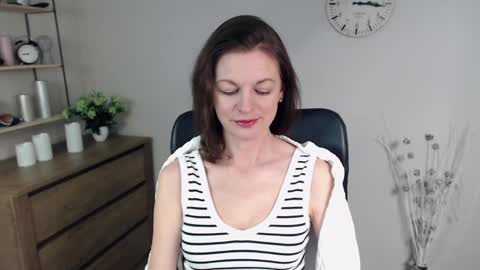 Snapshot of vivian_dream chatting on January 17, 2025, 6:47 am Vivian online show from January 17, 2025, 6:47 am