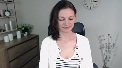 Snapshot of vivian_dream chatting on January 17, 2025, 5:51 pm Vivian online show from January 17, 2025, 5:51 pm