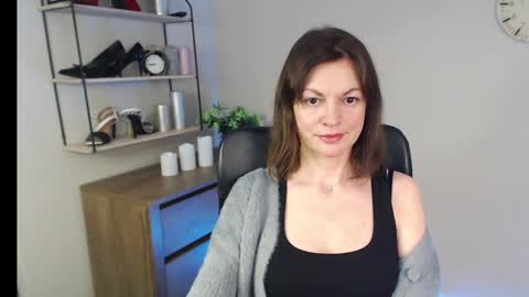 Snapshot of vivian_dream chatting on February 21, 2025, 8:18 am Vivian online show from February 21, 2025, 8:18 am
