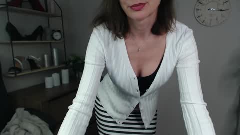 Snapshot of vivian_dream chatting on February 28, 2025, 11:03 am Vivian online show from February 28, 2025, 11:03 am
