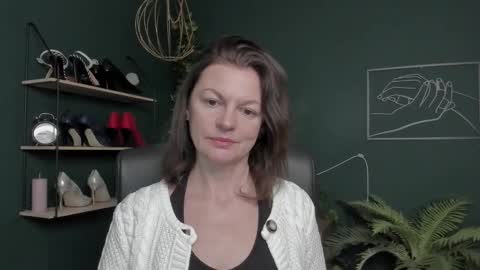 Vivian online show from November 10, 2025, 7:40 am