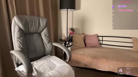 Vivian Evans online show from October 15, 2025, 2:44 am