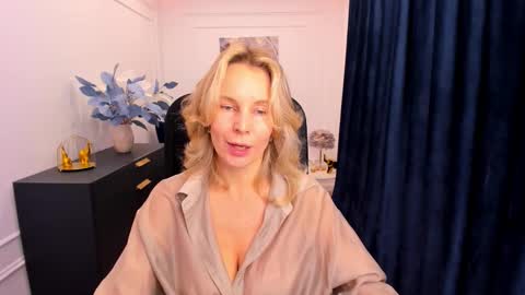 Snapshot of vivianlirei chatting on October 4, 2025, 11:41 am Sinti online show from October 4, 2025, 11:41 am