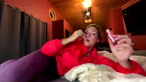 VivianLuxe online show from October 17, 2025, 2:59 am