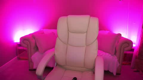 Snapshot of vivianned chatting on October 21, 2025, 8:09 pm Vivien online show from October 21, 2025, 8:09 pm