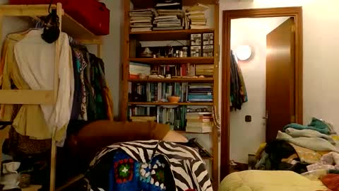 Viv online show from April 3, 2026, 7:34 pm