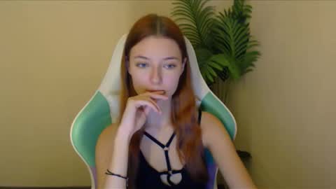 Snapshot of vivien_leight chatting on December 12, 2024, 9:40 am Vivien online show from December 12, 2024, 9:40 am