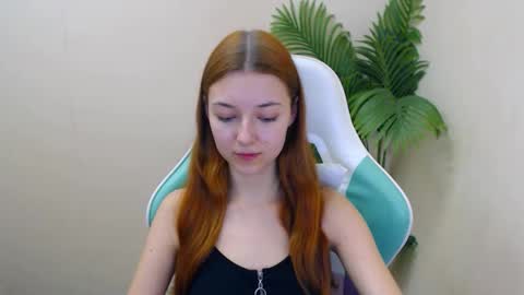 Snapshot of vivien_leight chatting on February 3, 2025, 6:39 pm Vivien online show from February 3, 2025, 6:39 pm