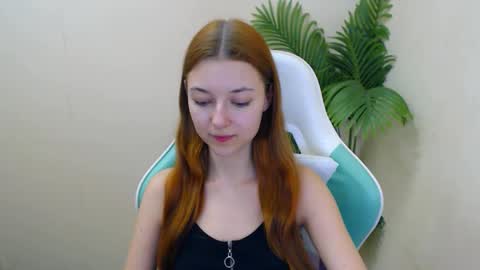 Snapshot of vivien_leight chatting on February 3, 2025, 11:15 pm Vivien online show from February 3, 2025, 11:15 pm