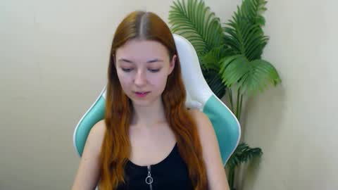 Snapshot of vivien_leight chatting on February 6, 2025, 12:54 am Vivien online show from February 6, 2025, 12:54 am