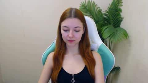 Snapshot of vivien_leight chatting on February 11, 2025, 12:48 pm Vivien online show from February 11, 2025, 12:48 pm