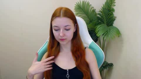 Snapshot of vivien_leight chatting on February 18, 2025, 6:37 pm Vivien online show from February 18, 2025, 6:37 pm