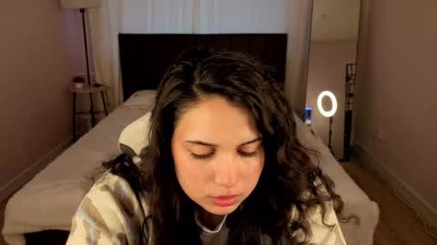 vivien_ross online show from May 21, 2026, 1:23 am