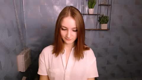 vivienalles_ online show from December 1, 2024, 4:29 pm