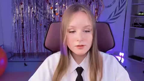 Vivien online show from March 7, 2025, 5:17 pm