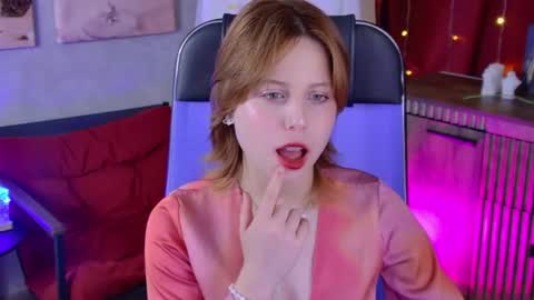 Snapshot of viviennehebert chatting on June 13, 2026, 12:36 pm Vivienne online show from June 13, 2026, 12:36 pm
