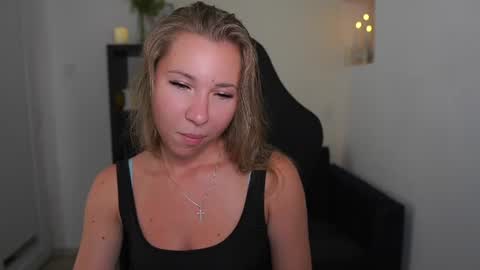 Snapshot of vivienvance18 chatting on July 14, 2026, 2:01 pm VivienVance online show from July 14, 2026, 2:01 pm