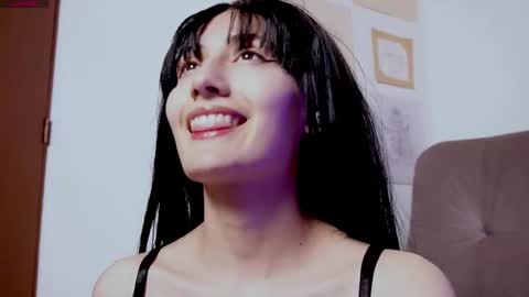 LOLA online show from November 23, 2025, 10:53 pm